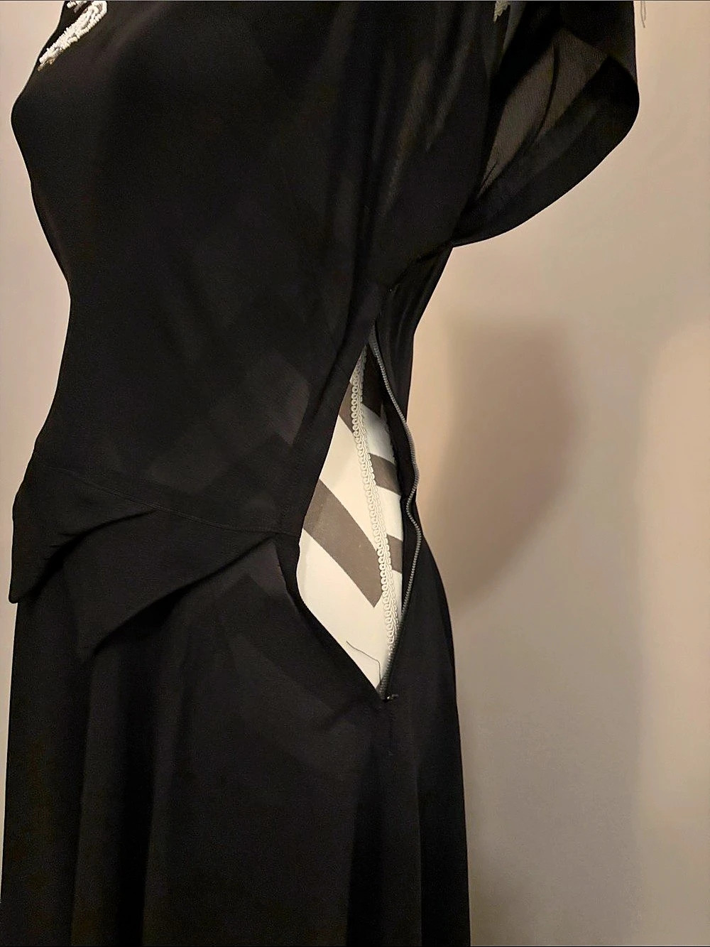 Rare 1940’s black rayon dancing dress. No label, size 4 - Picture 7 of 11